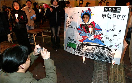 서울시의회앞에서 국회와 로보트태권브이 사진을 배경으로 사진을 찍어 주고 이메일로 보내주는 행사를 벌이고 있다. 